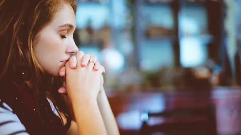 Dieu ne répond pas toujours à nos prières pour notre satisfaction immédiate et pour nous délivrer instantanément de nos épreuves. Mais il fera toujours ce qui est le mieux pour nous. Lorsque Dieu semble ni entendre, ni répondre
