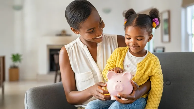 « Vous devez expliquer à vos enfants comment économiser l’argent » Une femme apprend à sa fille à économiser.