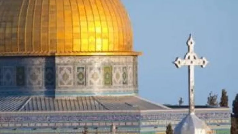 Une mosquée et une croix sur un clocher