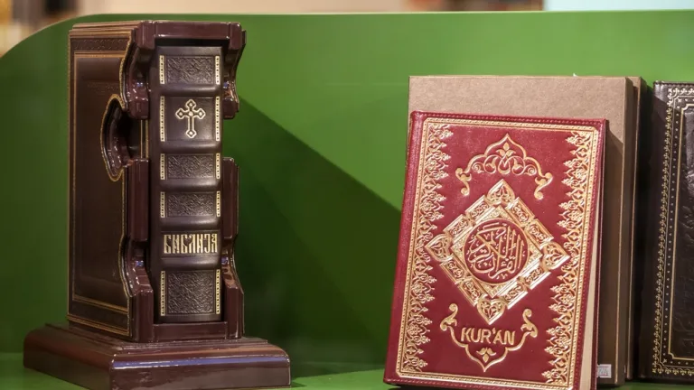 Une Bible et un Coran