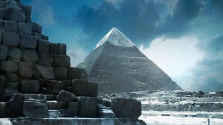 Avis de conditions hivernales : le printemps arabe qui n’est jamais venu Neige au sommet d'une pyramide.
