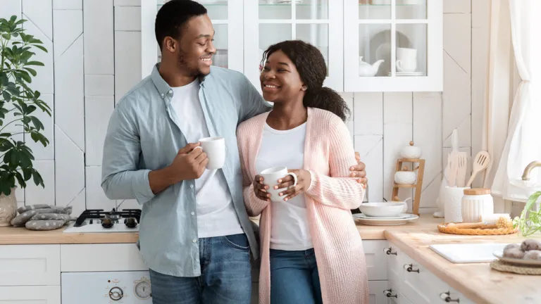 Les unions heureuses se travaillent, elles ne se font pas toutes seules. Un couple marié s'embrassant.