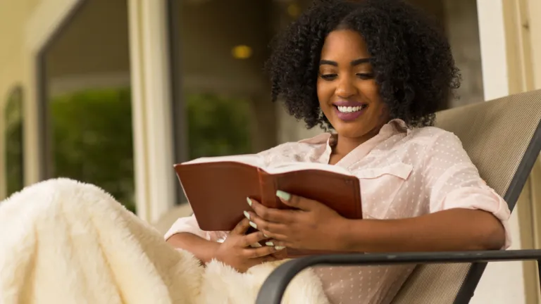 Une jeune femme lisant la Bible.