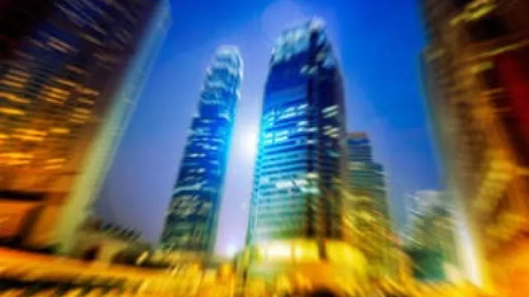 Toits de la ville la nuit.