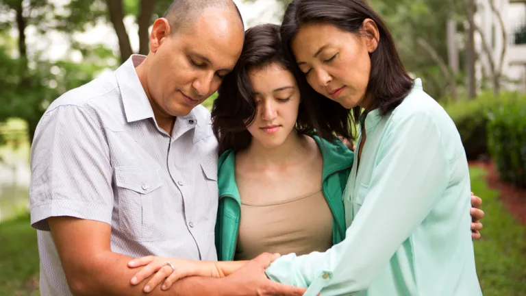 Une famille priant ensemble.