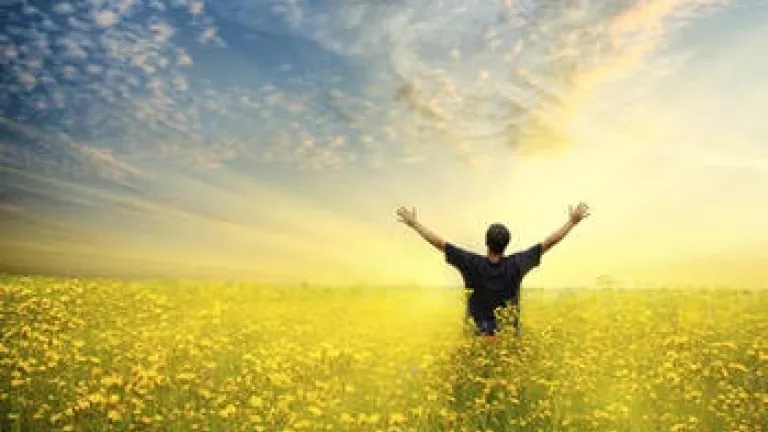 Un homme lève les mains au ciel.