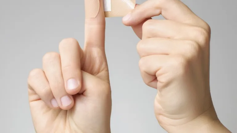 Un pansement enveloppé autour d'un doigt.