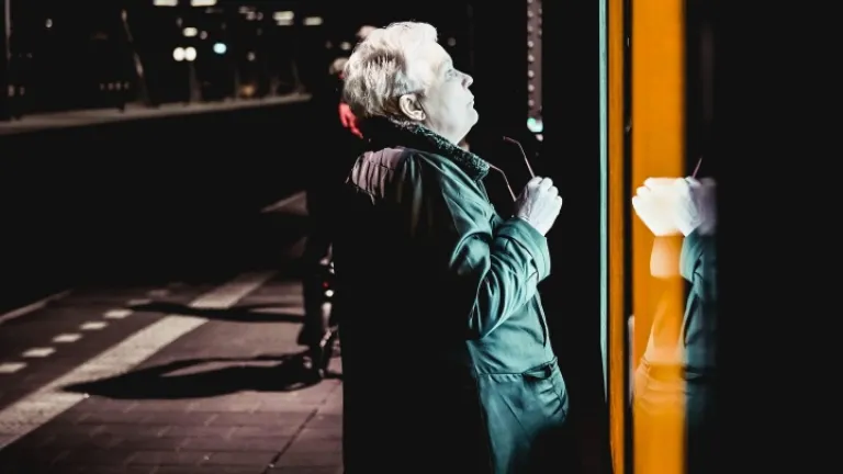 Personne n’est à l’abri du mensonge. Peu importe que nous soyons scientifiques, journalistes, professionnels, étudiants, conjoints, fonctionnaires ou même chrétiens. Presque tout le monde ment, parfois plusieurs fois par jour. Une dame regarde par la fenêtre