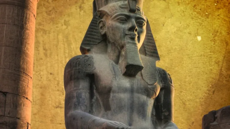 Les pharaons étaient littéralement considérés comme des fils de Râ ou les incarnations divines d’Horus, ce qui signifie qu’eux aussi, étaient considérés comme des dieux sur terre. les-plaies-de-l-exode-jugement-sur-les-dieux-de-l-egypte