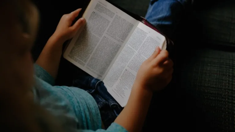 Le jeûne selon la Bible est destiné à la santé spirituelle, ce qui consiste à s’abstenir de boire et de manger en consacrant plus de temps à la prière et à l’étude de la Bible. combien-de-temps-les-chretiens-devraient-ils-jeuner