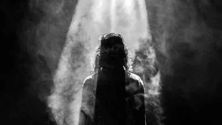 Le dos d'un homme mystérieux