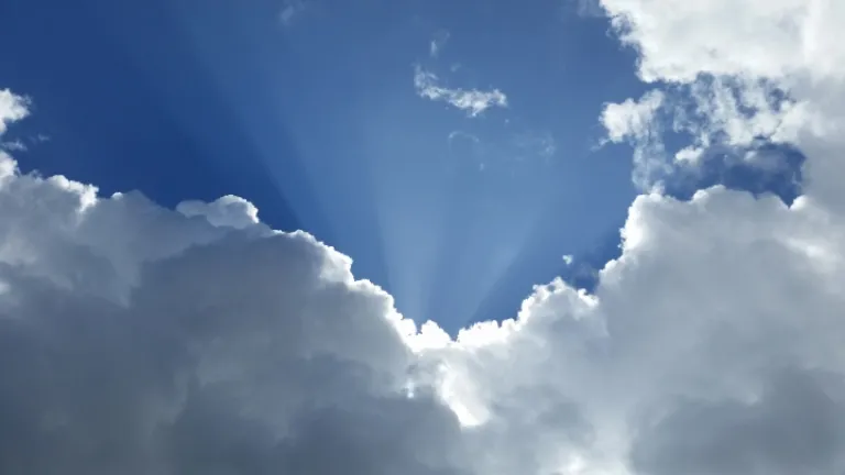 Au lieu de l’anéantissement total, ou que les êtres humains montent au ciel, laissant ainsi la Terre dans l’oubli, le Christ fera descendre le « ciel » sur Terre ! Les cieux