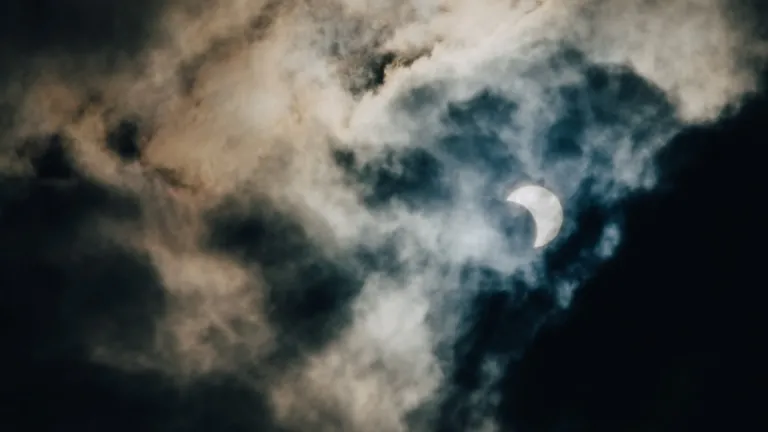 La lune et des nuages dans un ciel nocturne