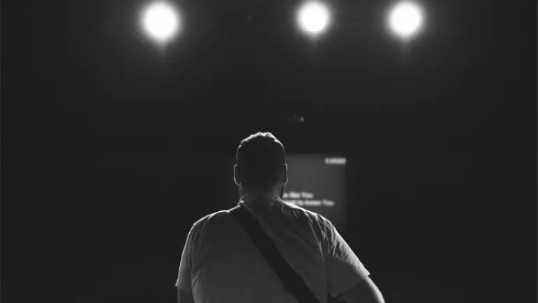 Que-dit-la-Bible-à-propos-du-parler-en-langues