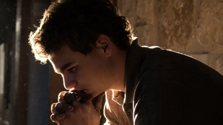 Un homme qui réfléchit