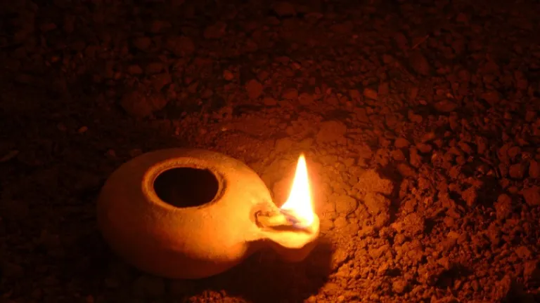 Une lampe à huile qui luise dans les ténèbres