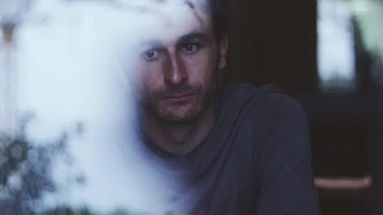 Un homme qui regarde par la fenêtre