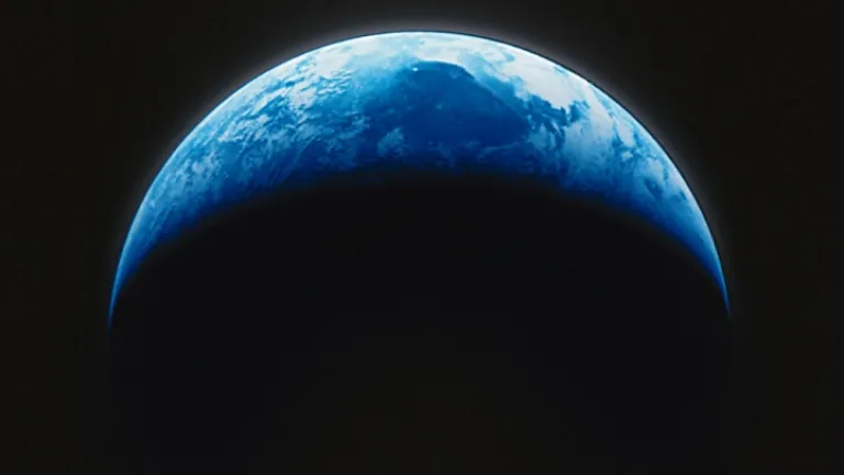 Contrairement à toutes les autres planètes connues, la Terre est un globe d’un bleu scintillant minutieusement réglé sur lequel la vie existe et prospère. Cet ajustement précis est-il accidentel ? La Terre