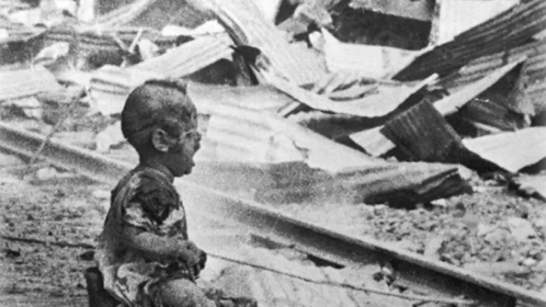 Un bébé qui pleure au milieu des ruines