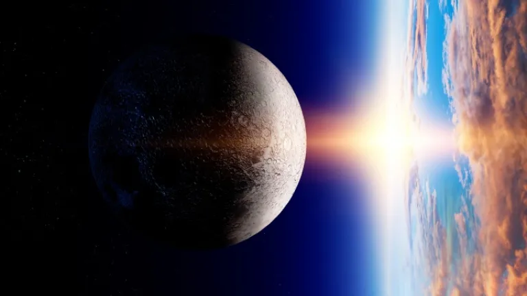 « Et il fut précipité, le grand dragon, le serpent ancien, appelé le diable et Satan, celui qui séduit toute la terre, il fut précipité sur la terre, et ses anges furent précipités avec lui. » (Apocalypse 12:9) La lune et la terre et le soleil sur l'horizon