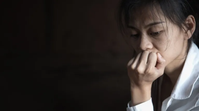 Une femme qui a l'air inquiète