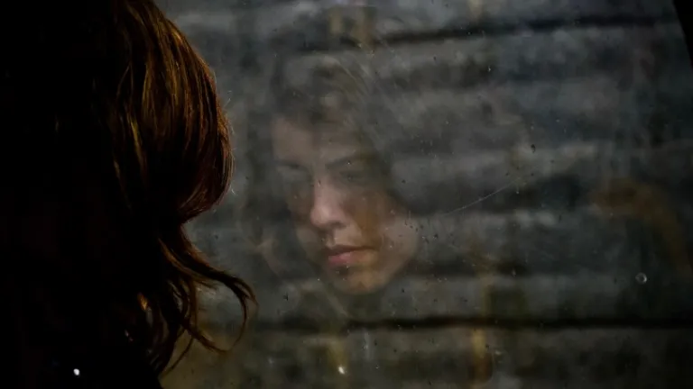 Une femme regarde par la fenêtre