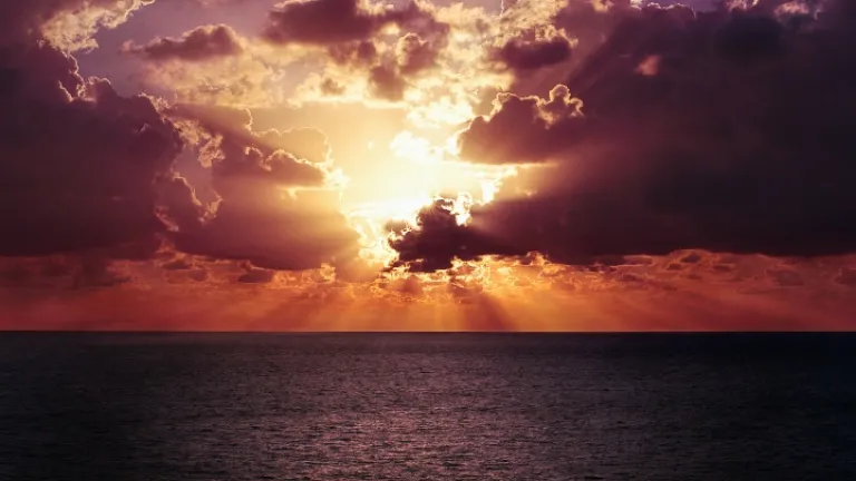 Rayons de soleil brillant à travers les nuages