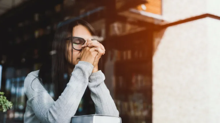 Une femme prie avec la Bible