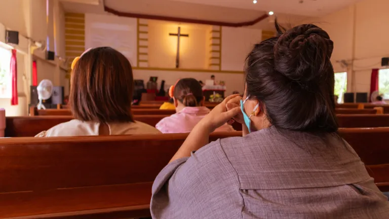 Des personnes vont à l'église