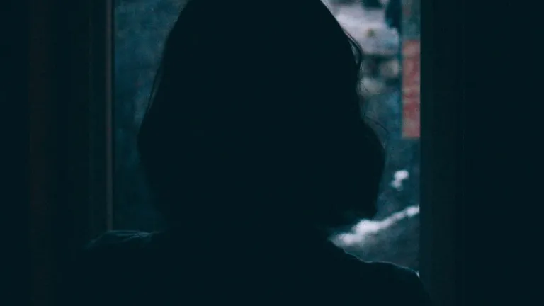 Une femme regarde par la fenêtre