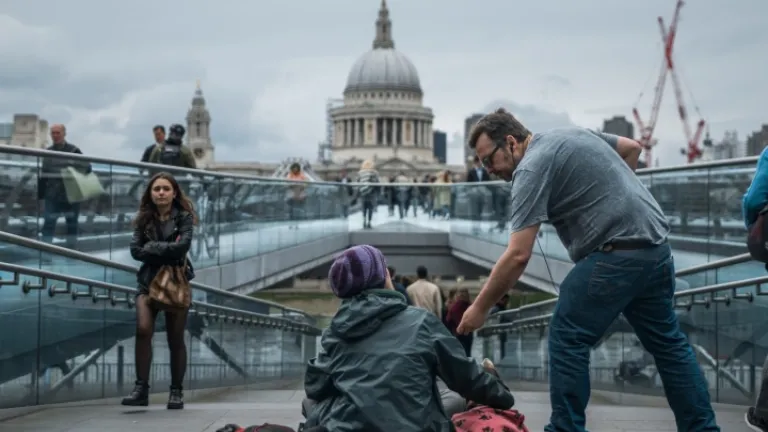 La parole de Dieu nous dit de travailler avec diligence pour subvenir à nos besoins et à ceux de nos familles (1 Timothée 5:8). Avec le surplus dont nous disposons, nous devrions aider les personnes dans le besoin dès que nous en avons l’occasion. Un homme donne de l'argent à une personne sans abri