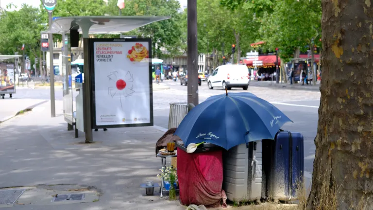 Quelques effets personnels d'un sans-abri dans la rue à Paris