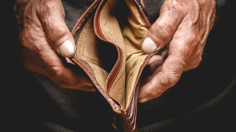 Bien que les chrétiens soient pauvres dans ce monde, c’est la volonté de Dieu d’éliminer la pauvreté à terme. La Bible parle de façon très détaillée d’une époque à venir pleine de paix et de prospérité sur Terre, où la pauvreté sera éliminée. Un porte-monnaie vide