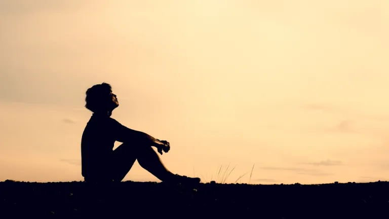 Un homme assis (silhouette)