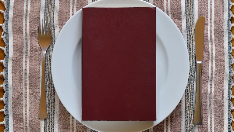 Une Bible posée sur une assiette