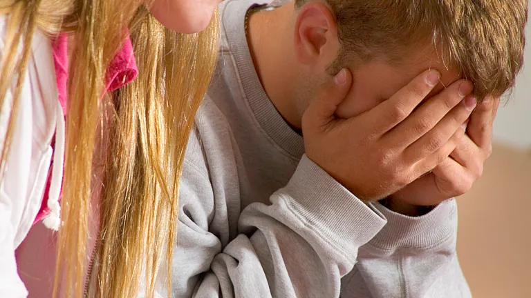 Les grossesses non planifiées, et en dehors du mariage, ne sont qu’une des nombreuses conséquences des pensées sexuelles immorales des jeunes hommes et femmes de la société moderne. Une adolescente annonce la nouvelle de sa grossesse à son petit ami en détresse.