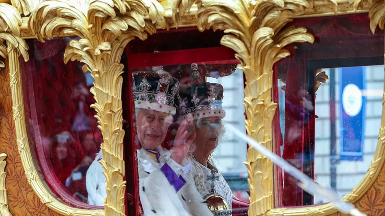 Cortège du couronnement du Roi Charles III et Camilla