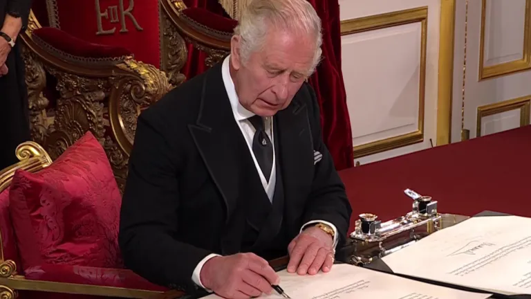 Le roi Charles III signe la proclamation de son accession au trône.