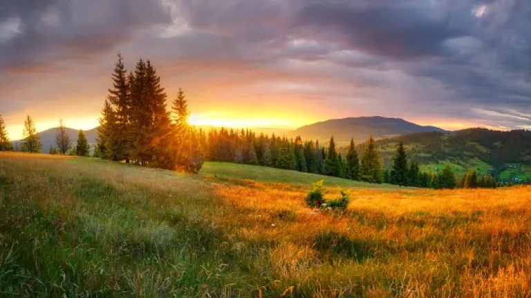 Pour mettre fin au mal, il faut arrêter son promoteur et son instigateur, afin que son impact sur les personnes et la société puisse être inversé. A sunset over a mountain ridge.