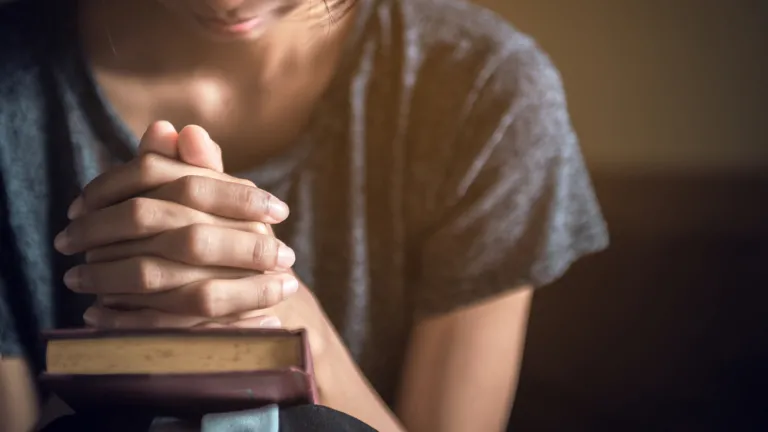 Une femme qui lit la Bible