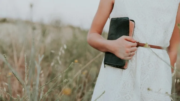 Nous devons également nous efforcer de maintenir une véritable vision biblique en prenant le temps d’étudier la Bible régulièrement, de méditer, de prier et d’avoir des conversations stimulantes avec d’autres croyants, ce n’est qu’alors que nous serons pr Trois perspectives dangereuses du monde qui imprègnent la société moderne