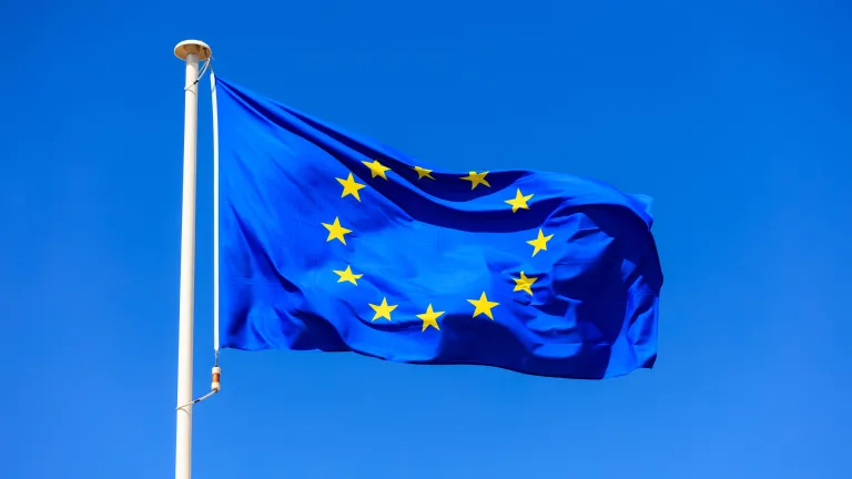 Un drapeau européen flotte