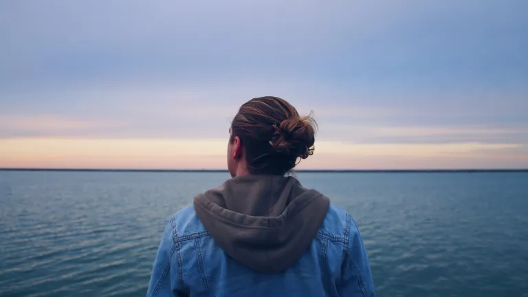 Une personne regarde l'océan