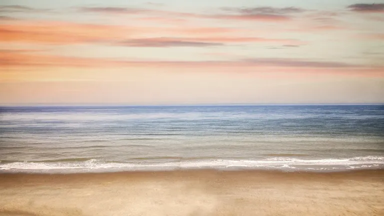 l'horizon de la mer avec un bord de plage