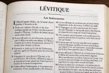 Une Bible ouverte au livre du Lévitique.