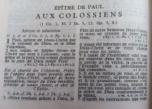 Bible ouverte sur le livre des Colossiens