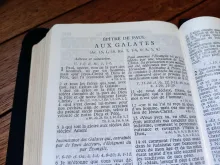 Bible ouverte sur le 1er chapitre de Galates