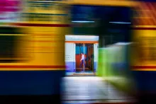 Un usager des transports en commun marche sur le quai tandis qu’un autre train de banlieue passe à toute vitesse, apparaissant flou sur la photo, à Mumbai, en Inde.