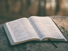 bible ouverte sure un rocher