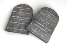 Tablettes de pierre gravées des Dix Commandements.